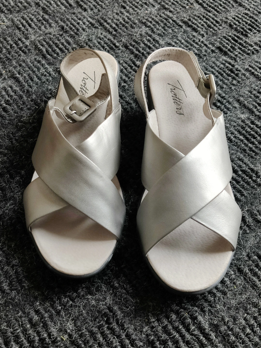 Women Trotters Criss-Cross Summer Sandals Mid Heel - Size 6.5 - photo 3