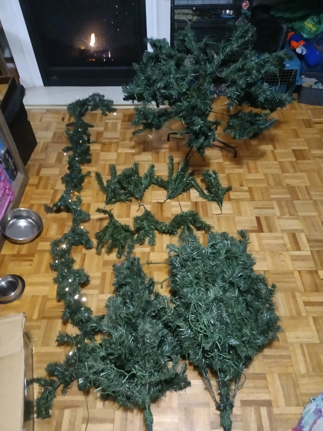 6 1/2' Colour-Changing Tree and Garland - photo 3