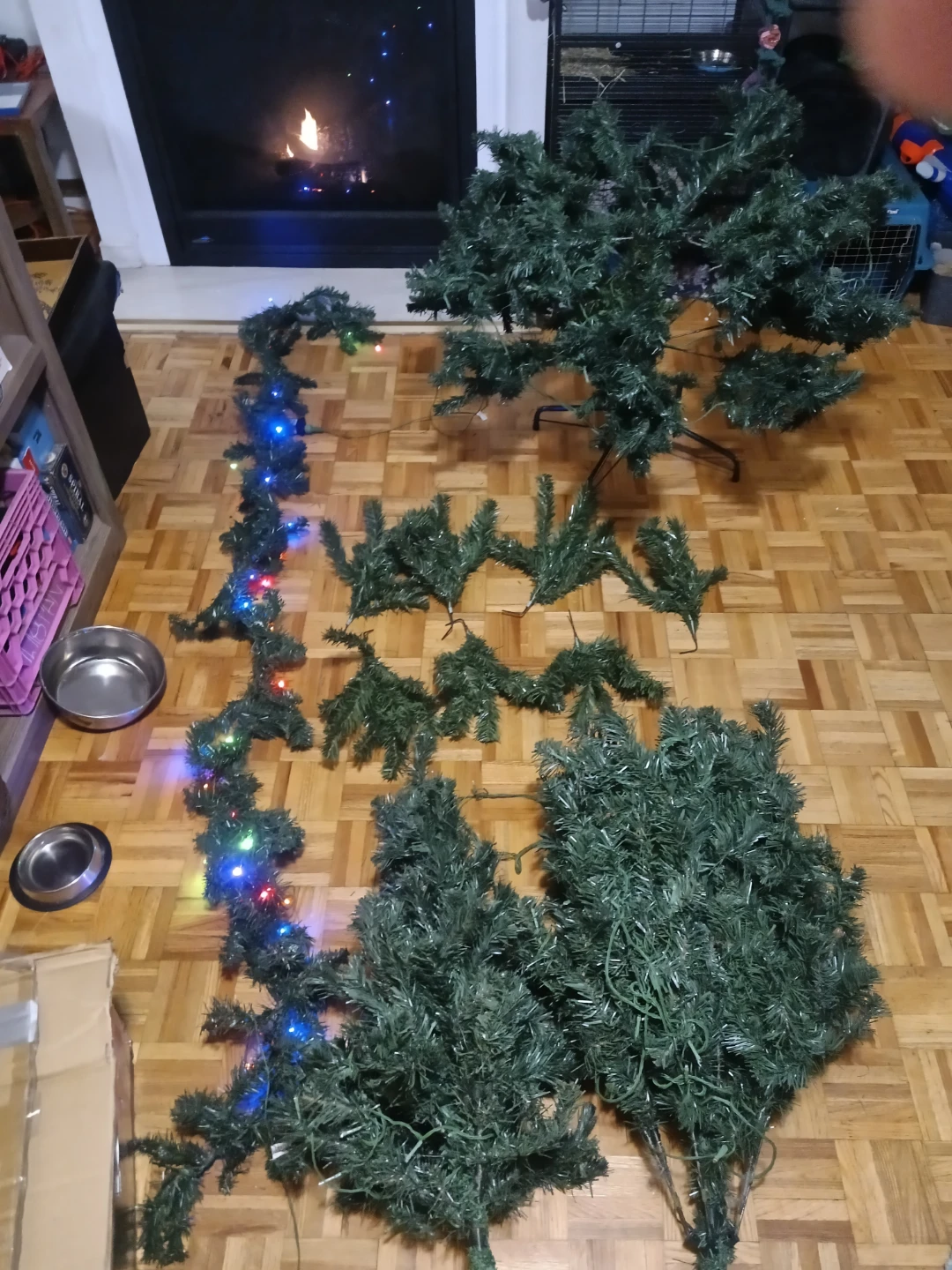 6 1/2' Colour-Changing Tree and Garland - photo 4