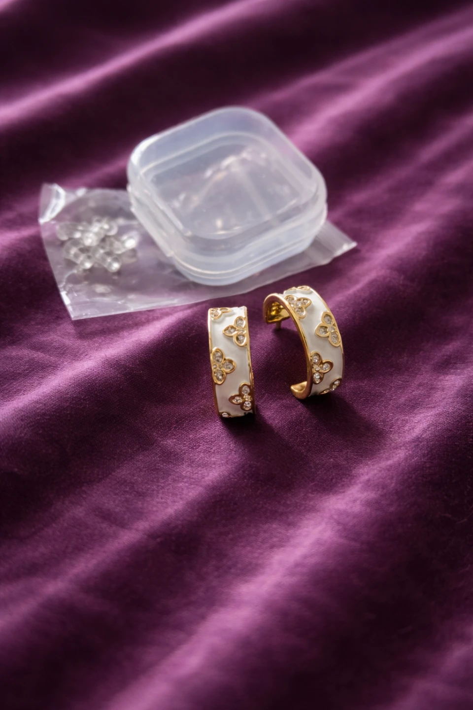 📦 Pickup / Delivery - White & Gold Sparkly Hoop Earrings