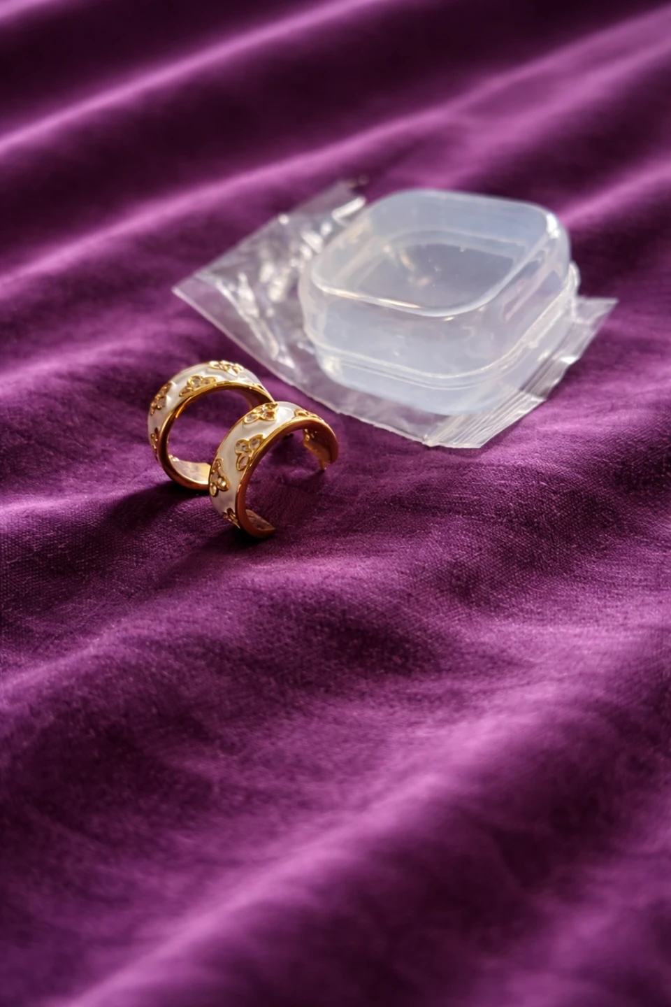 📦 Pickup / Delivery - White & Gold Sparkly Hoop Earrings - photo 2