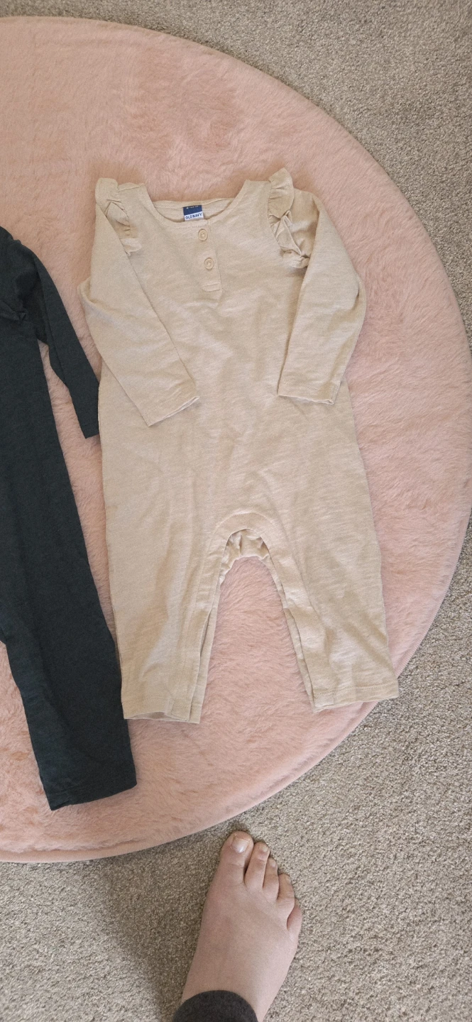 2 pk Baby Girls Ruffle Sleeve Rompers 6-12mo. Green & beige. - photo 3