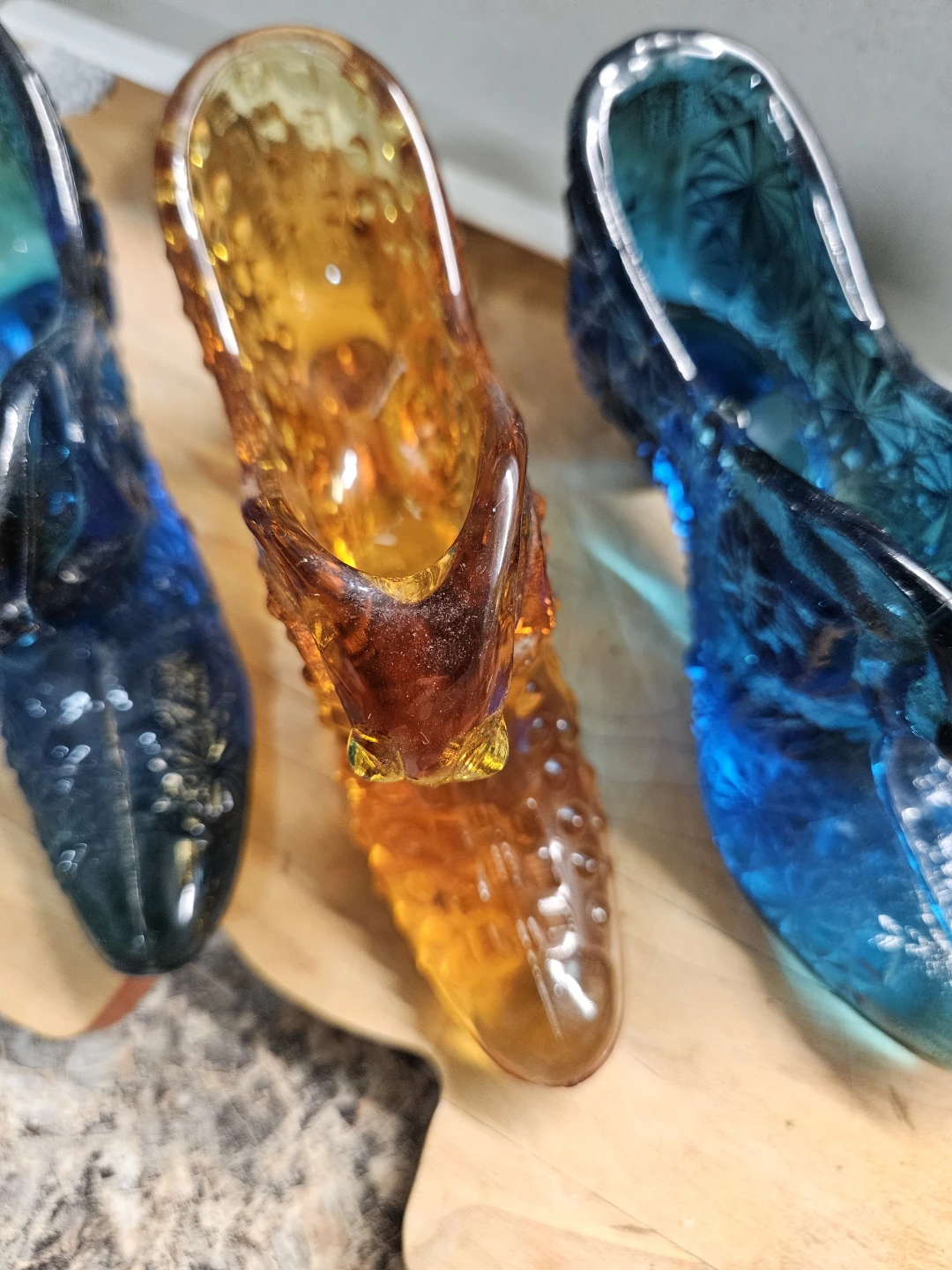 Set of 3 Glass High Heel Shoe Figurines - Blue and Amber - photo 2