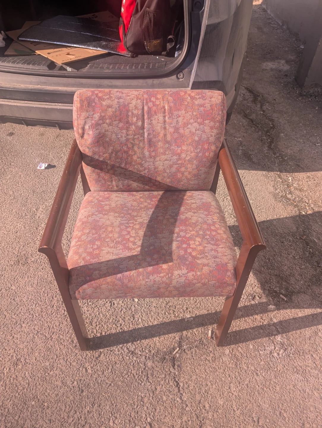 Armchair with patterned upholstery and wood frame - photo 2