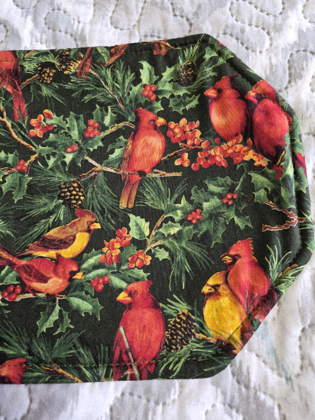 Beautiful 12" x 7 1/2" Table Centre Mat Decor with Cardinals - photo 2