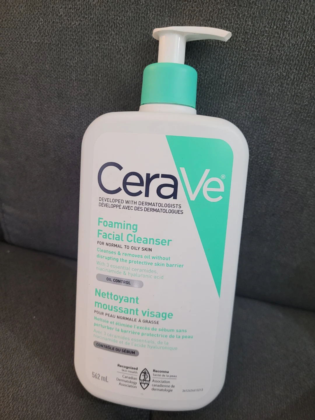 CeraVe Foaming Facial Cleanser for Normal to Oily Skin 562 mL - photo 2