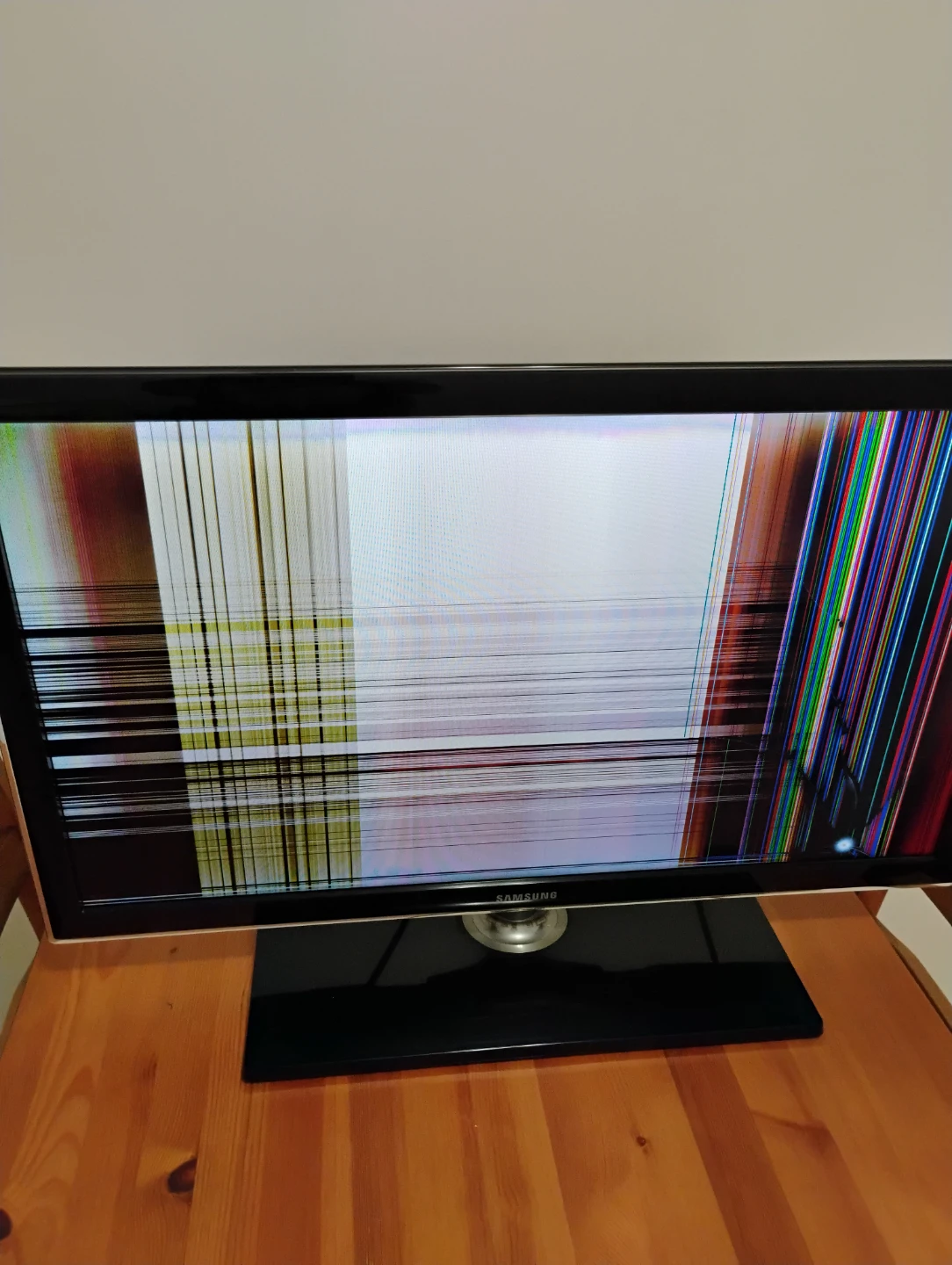 [Broken Screen] Samsung 32" LED TV Series 4000 - photo 5