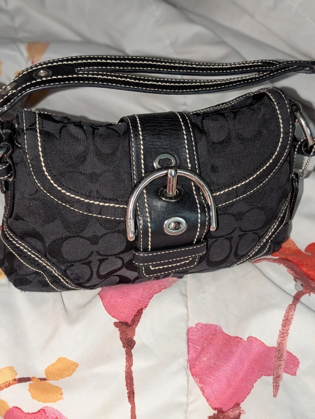 Coach soho small black 2006. (Has flaws see pictures)