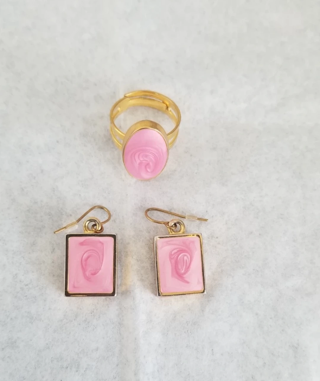 Gold tone ring and earrings set with pink swirl design - photo 3