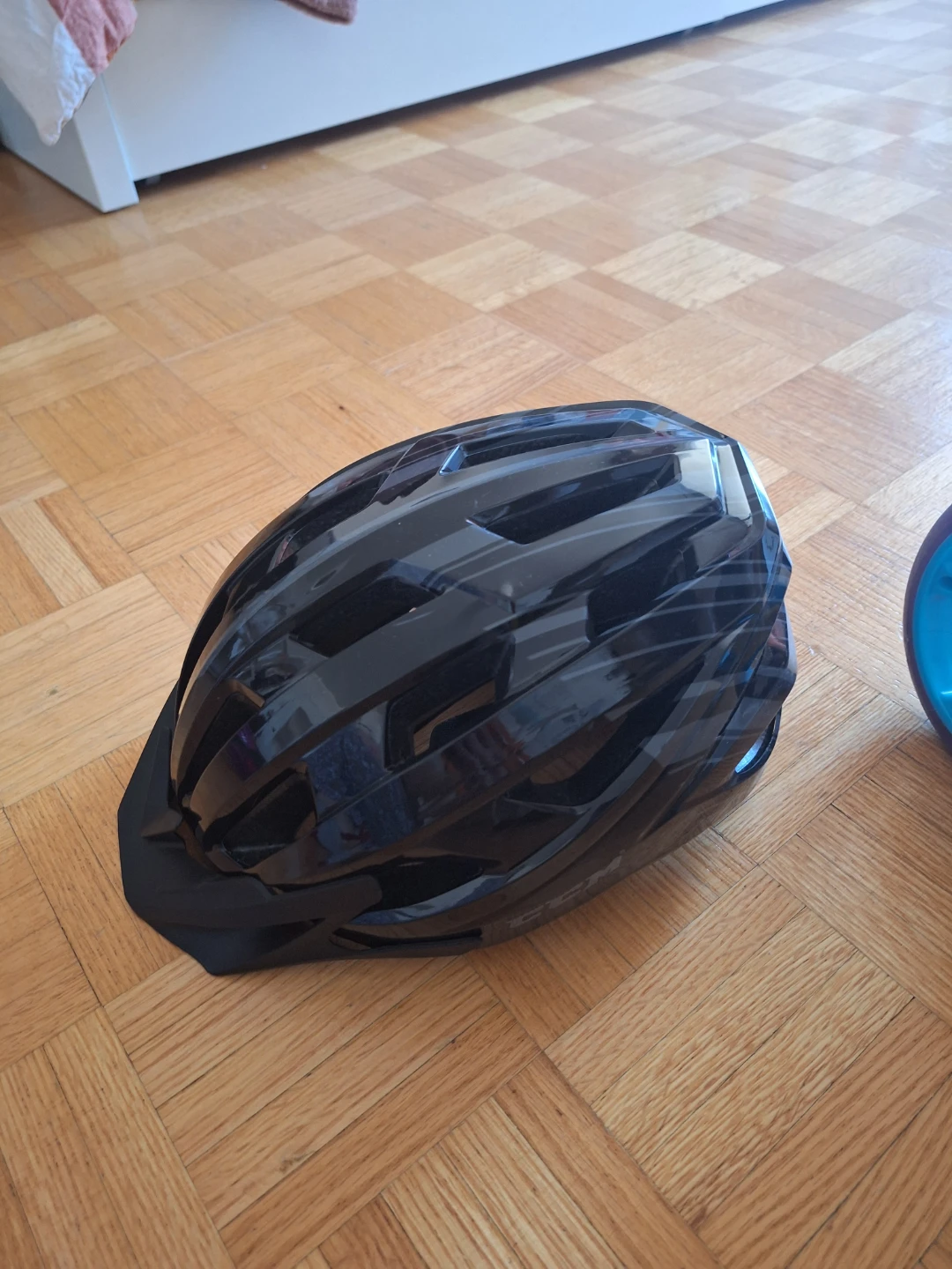Black Bicycle Helmet - photo 2