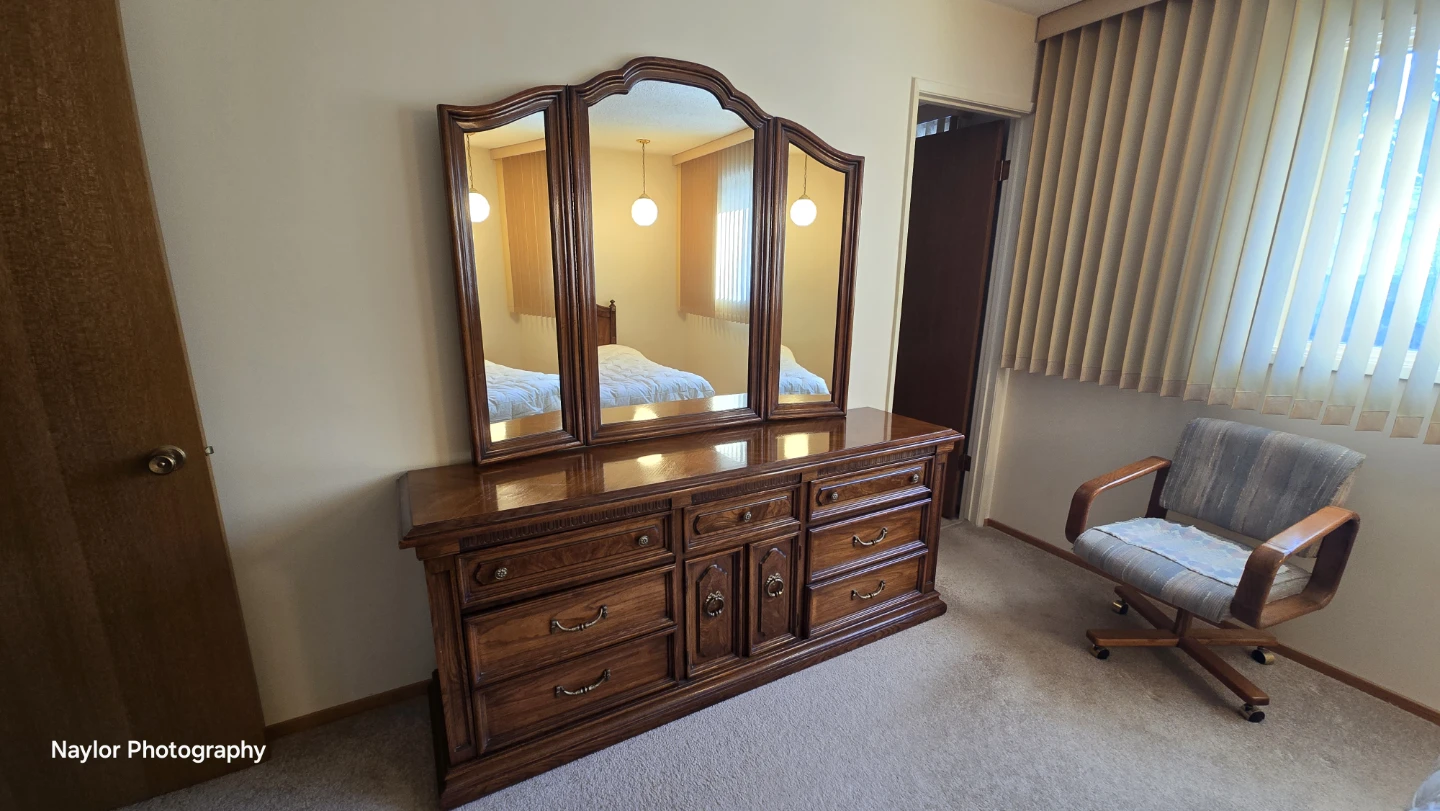 Lane Solid Oak bedroom set - photo 4