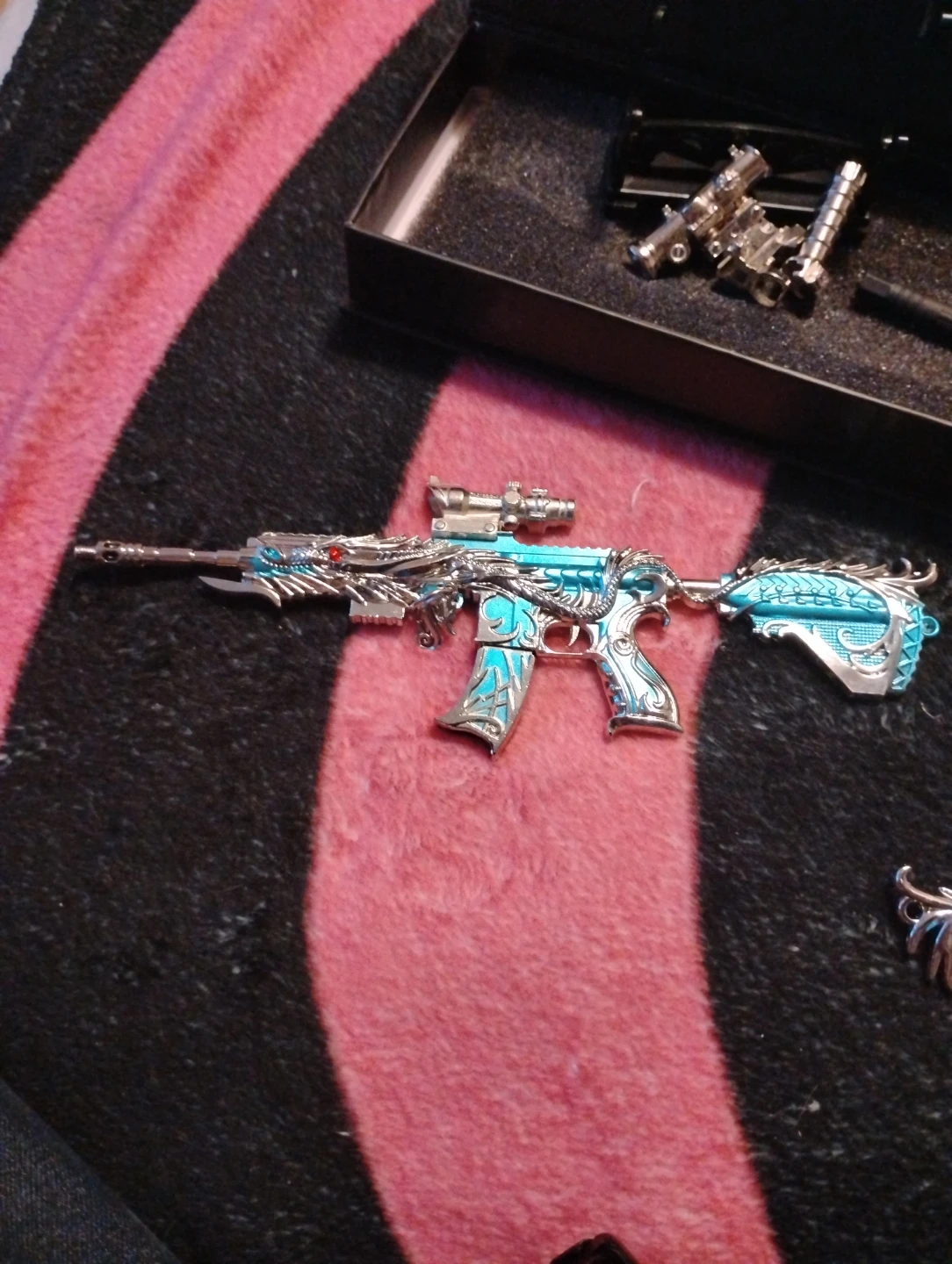 Dragon themed replica rifle and knife set - photo 2
