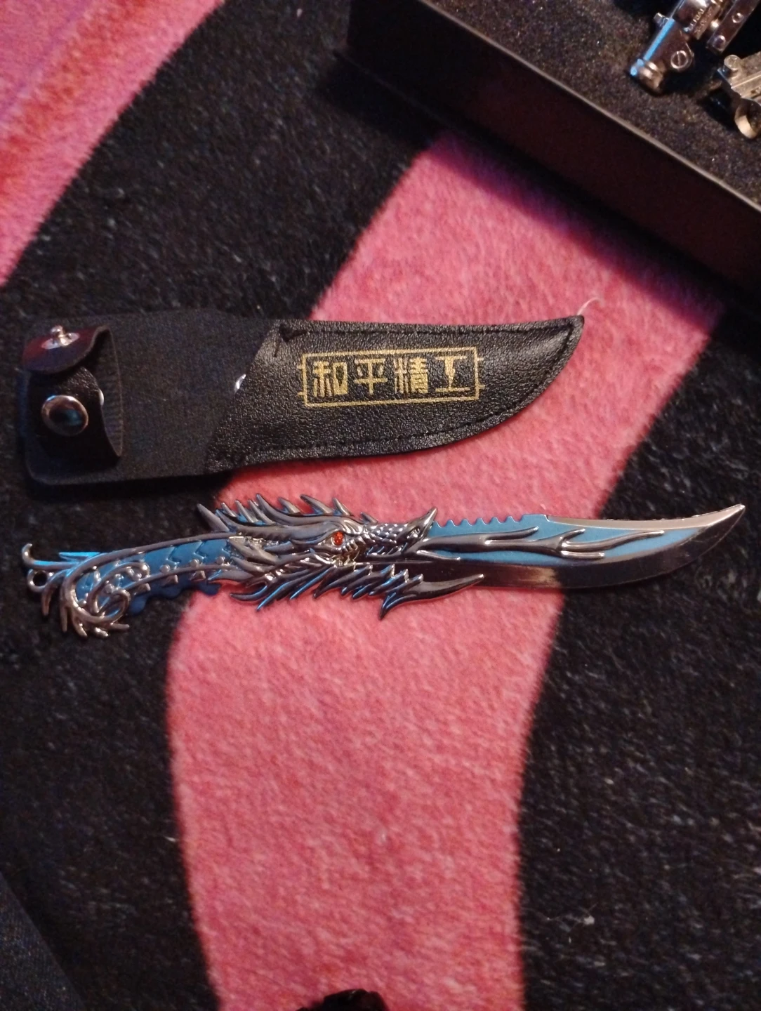 Dragon themed replica rifle and knife set - photo 5