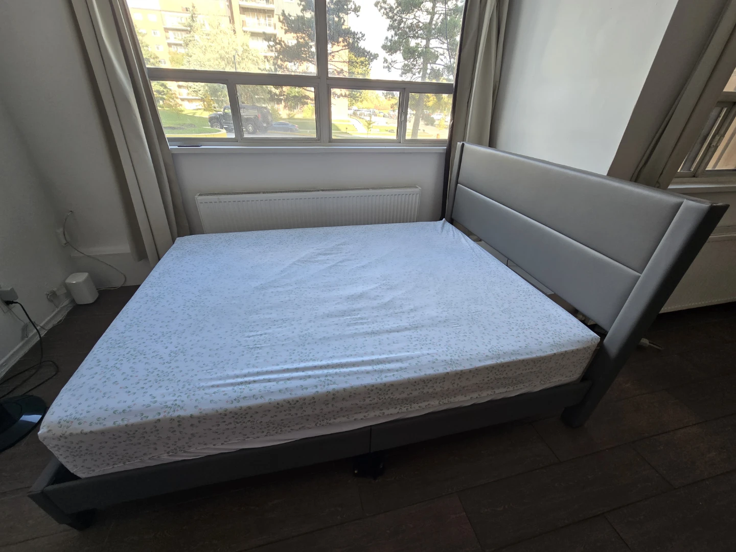 Modern Bed Frame – Strong & Clean – Like New - photo 4