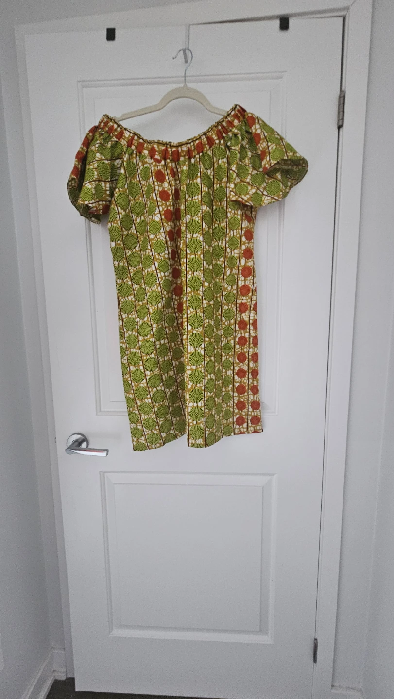 Off-the-shoulder dress with African print - photo 5