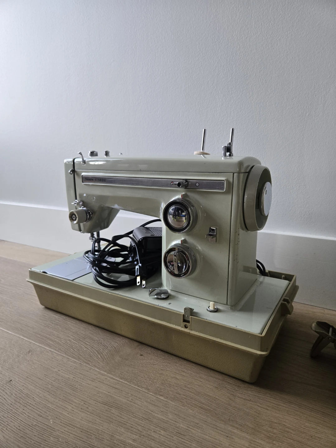 VINTAGE Sears Kenmore Sewing Machine with Case 🥕 - photo 2