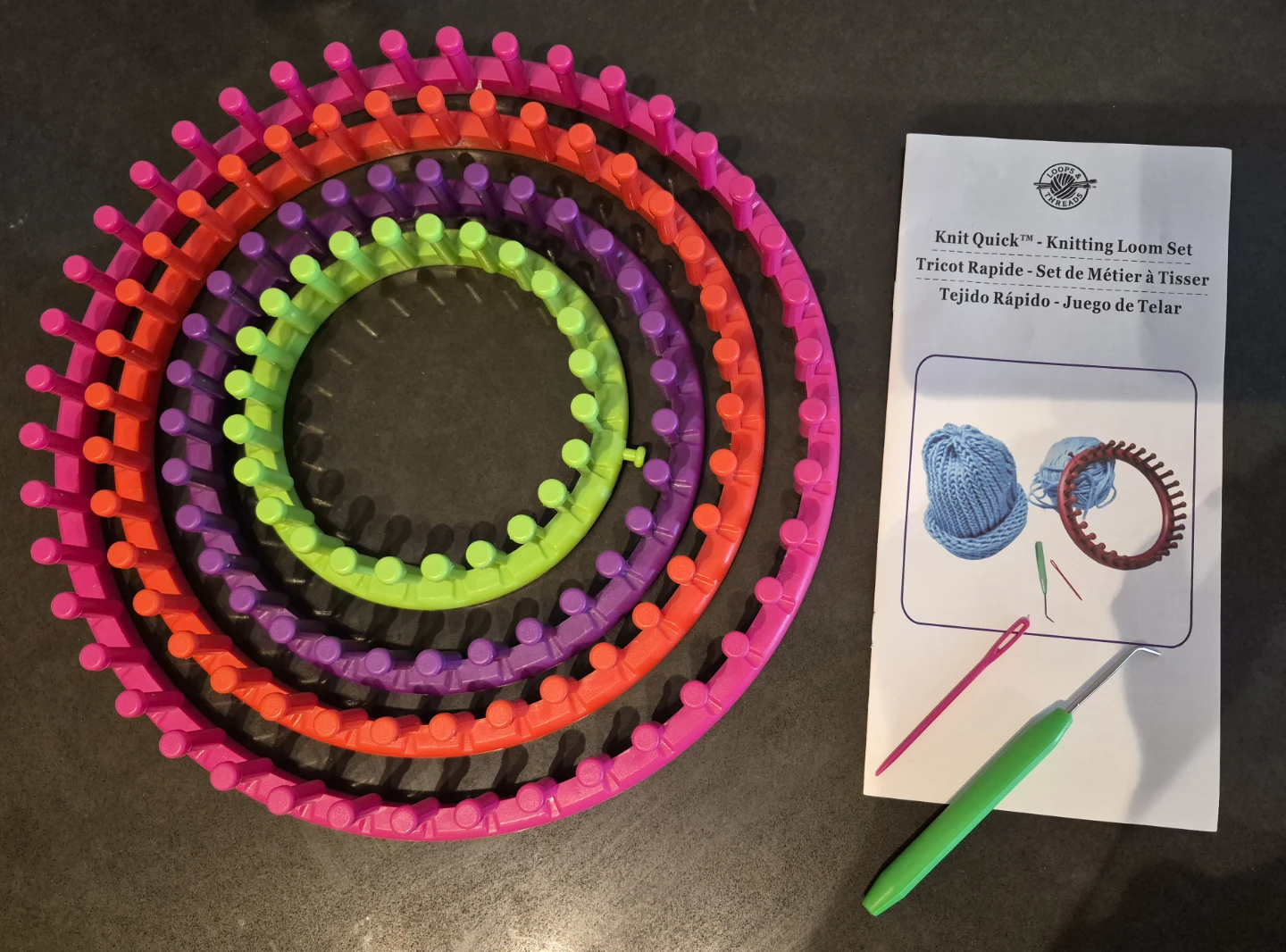 Knit quick round loom set along with black yarn - photo 2