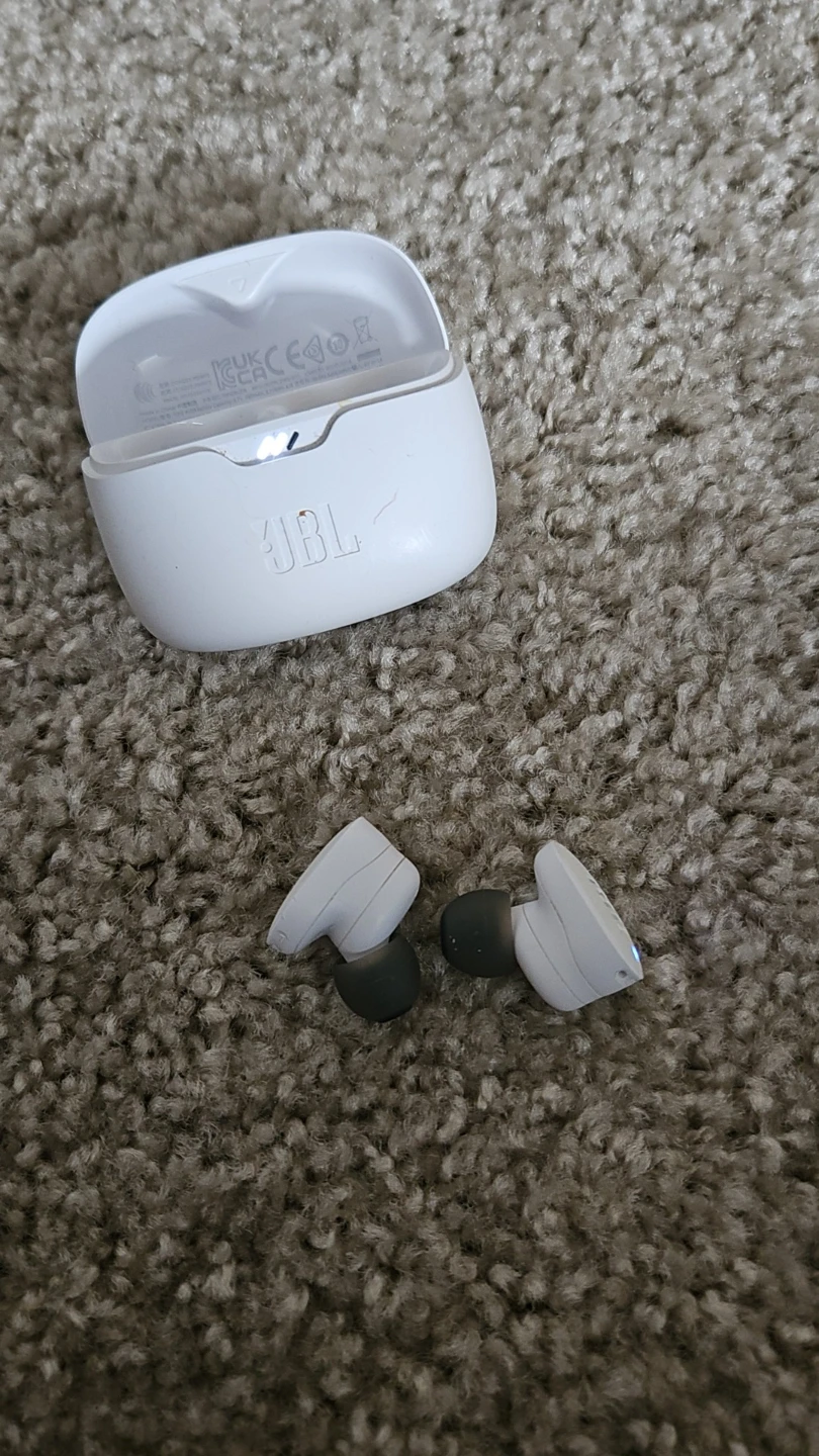 JBL White Wireless Earbuds with noise canceling