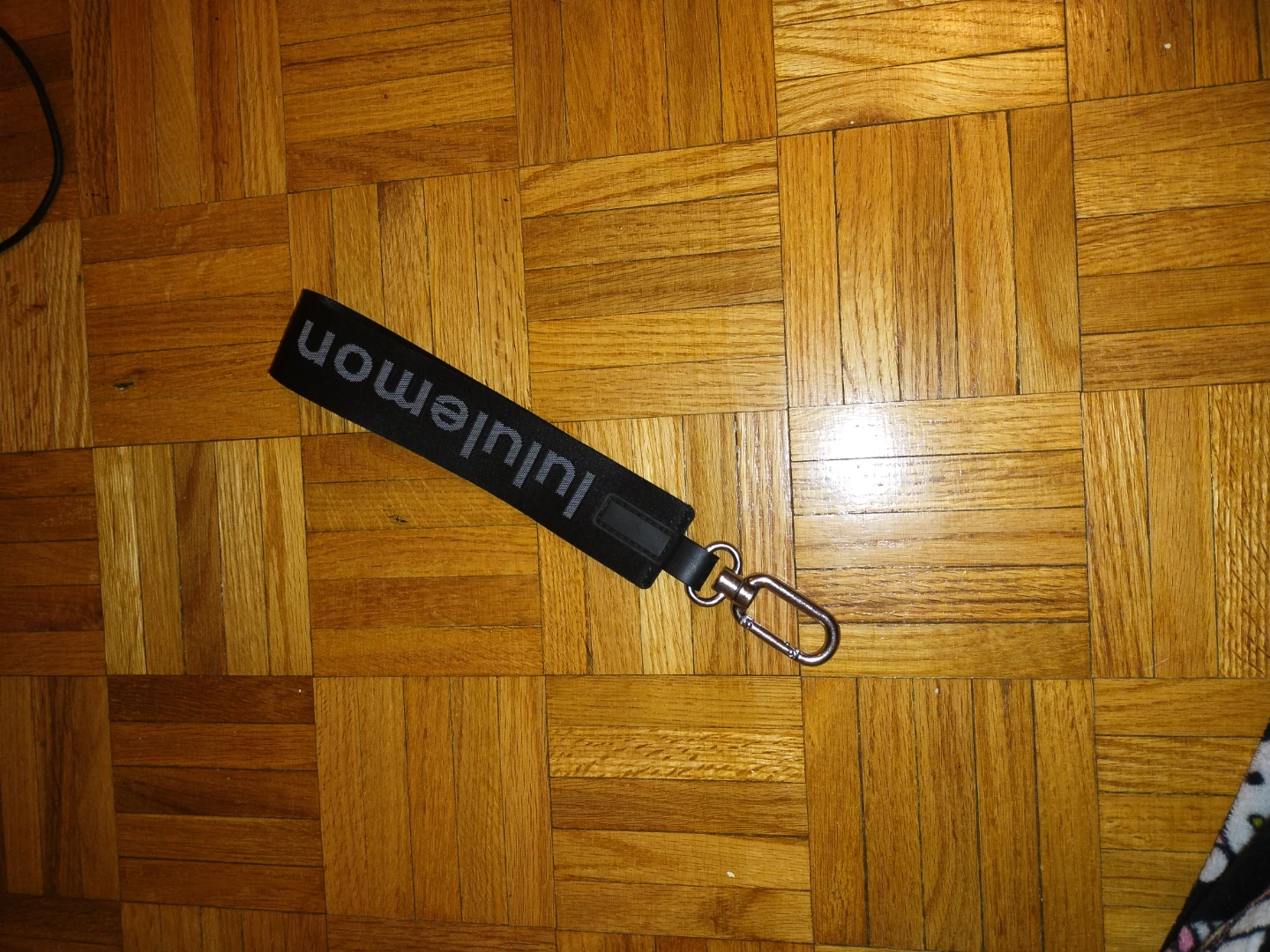 Lululemon black keychain strap with carabiner