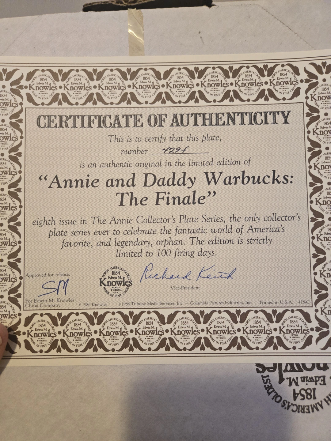 "Annie and Daddy Warbucks: The Finale" Collector Plate - photo 3