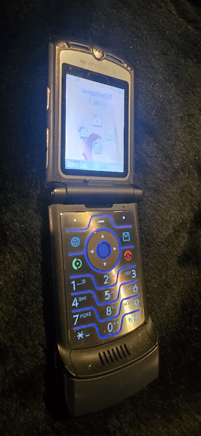 Motorola RAZR V3 Flip Phone - Grey - photo 2