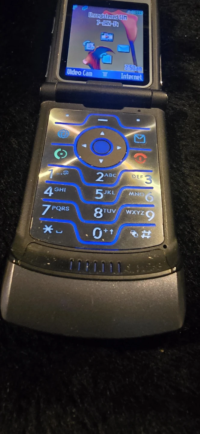 Motorola RAZR V3 Flip Phone - Grey - photo 3
