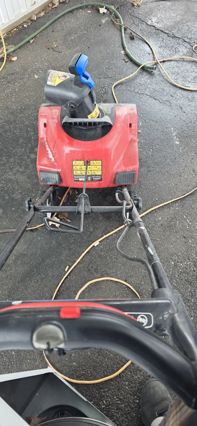 Toro Power Curve Electric Snow Blower - photo 3