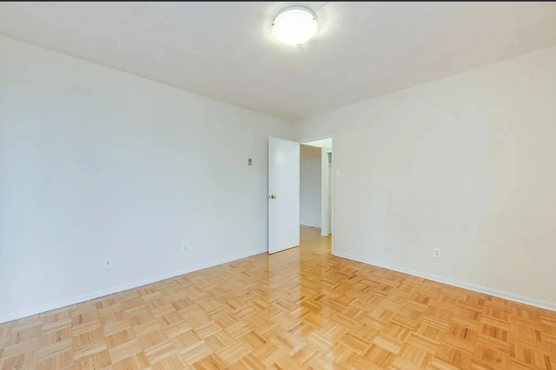 🏡 Private Bedroom for Rent | Downtown Toronto | April–August - photo 3