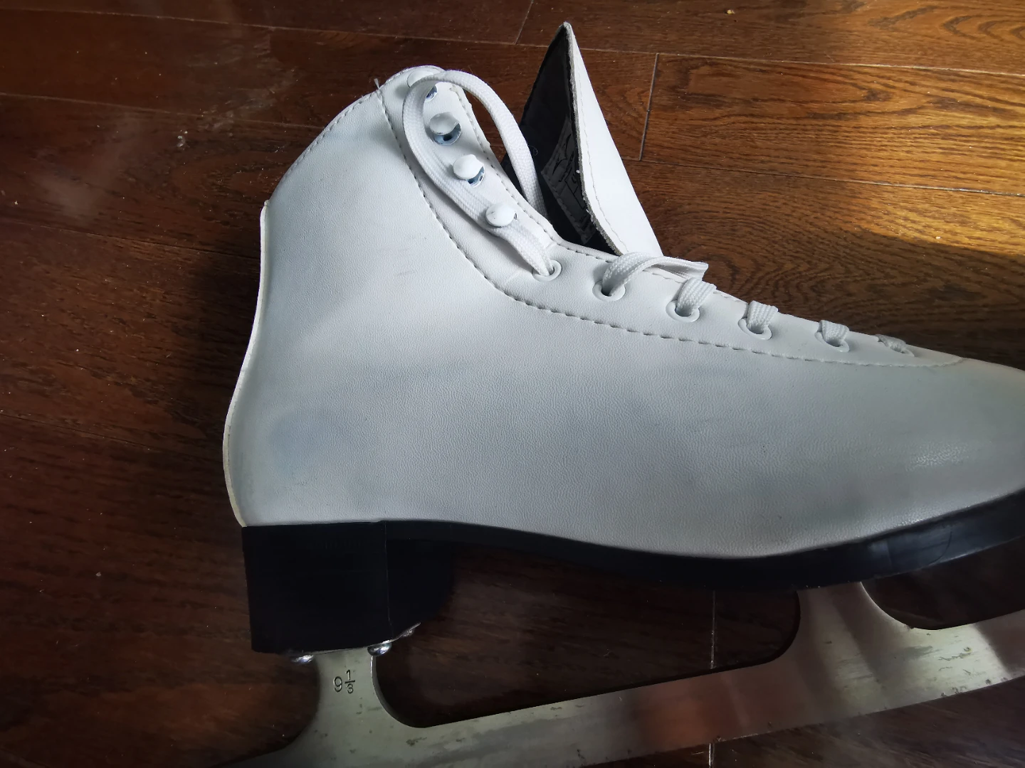 White Vic Hockey Figure Skates - US Size 6 - photo 4