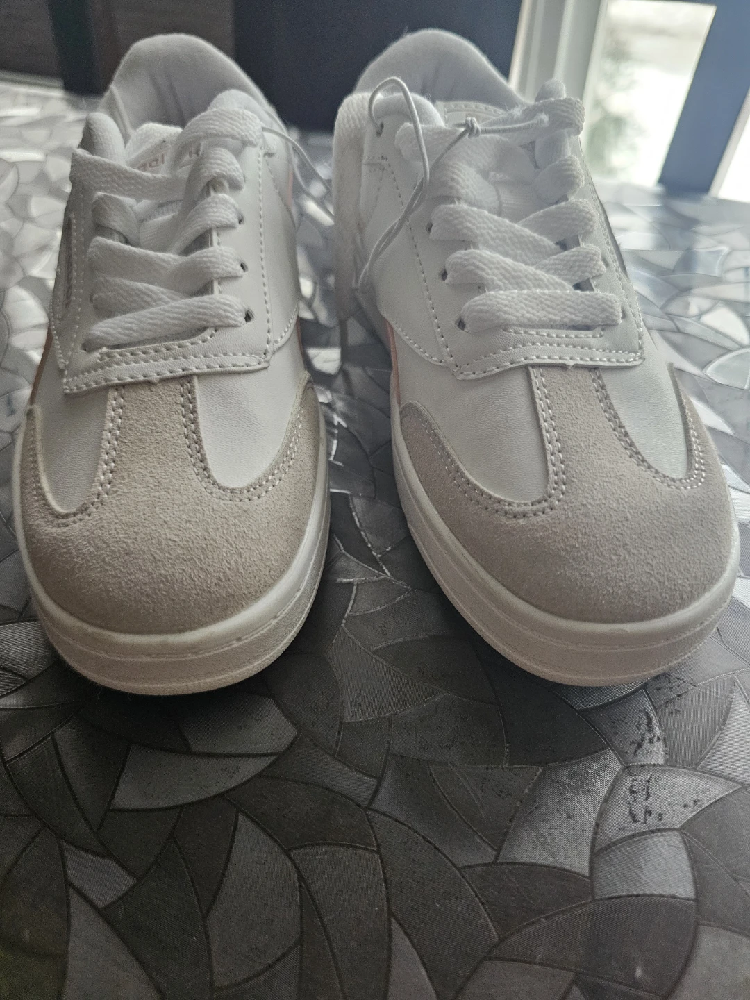 Reebok White & Pink kids Sneakers Size US 1K.