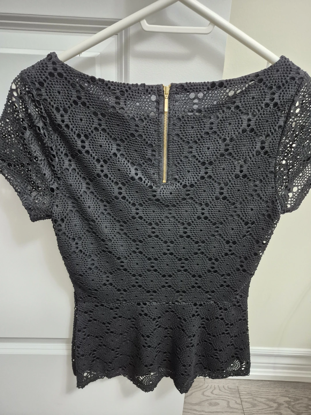 Banana Republic Black Lace Top Size 2 - photo 2