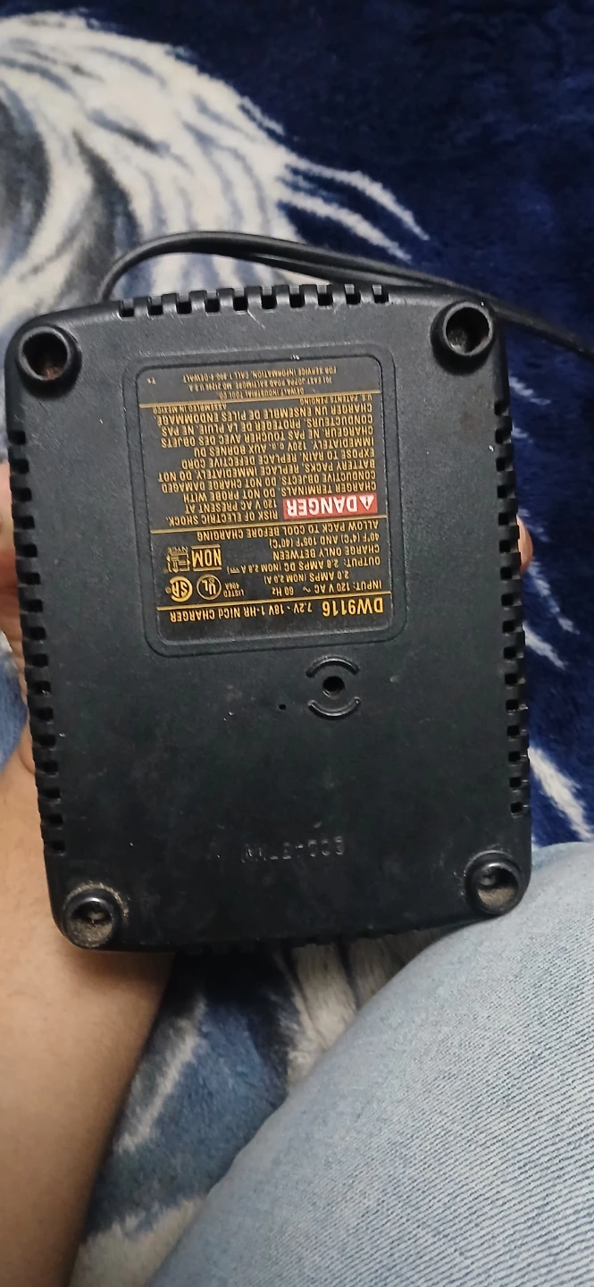 DEWALT DW9116 7.2V - 18V NiCd Charger - photo 2
