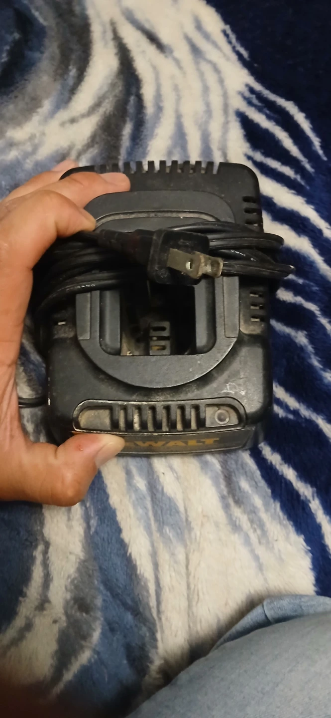 DEWALT DW9116 7.2V - 18V NiCd Charger - photo 3