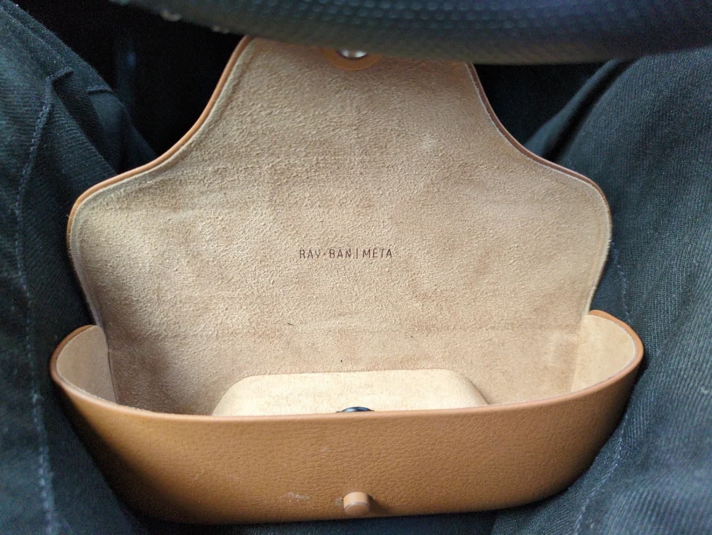 Ray-Ban meta charging case