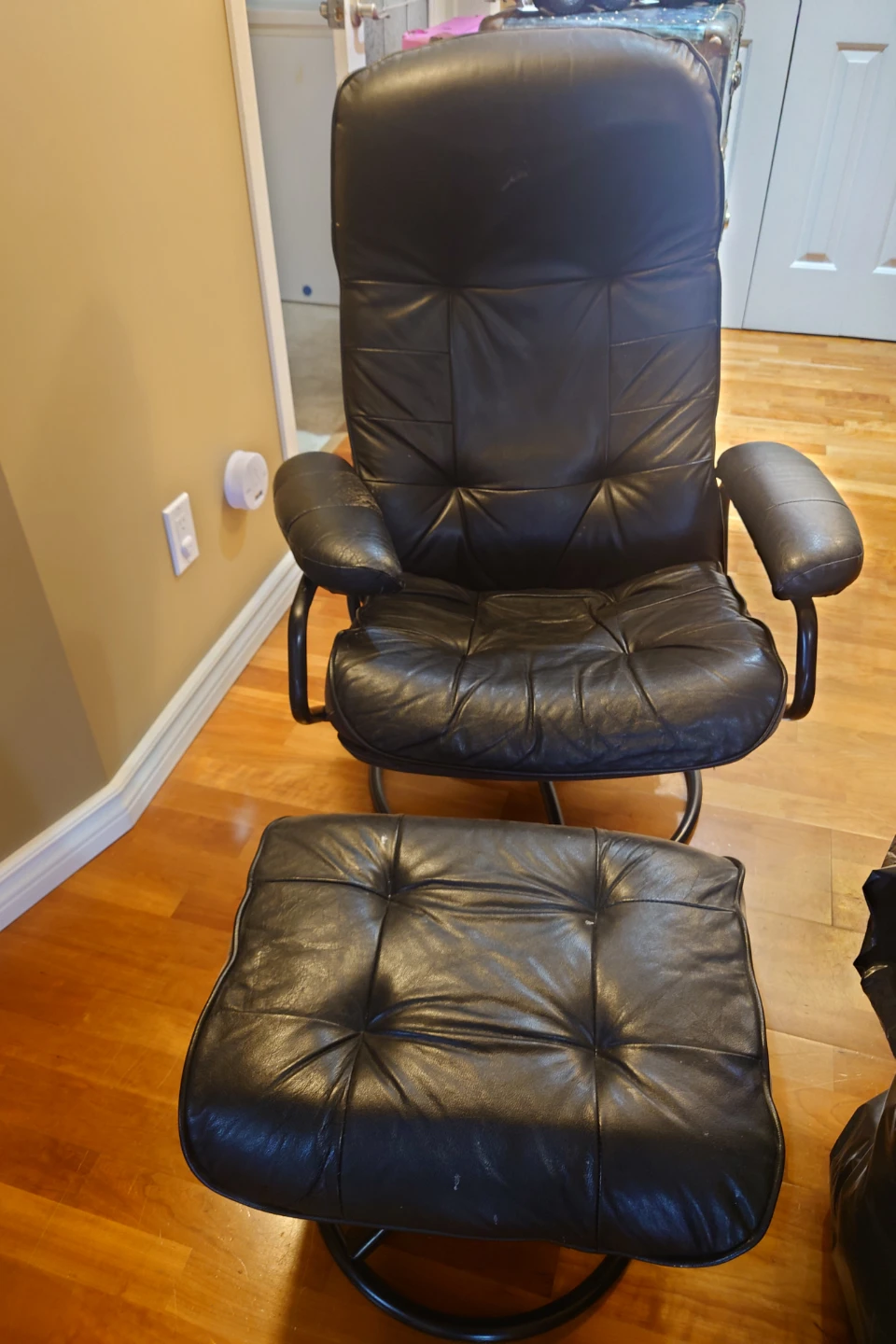 Black Leather Recliner Chair with Ottoman - photo 2