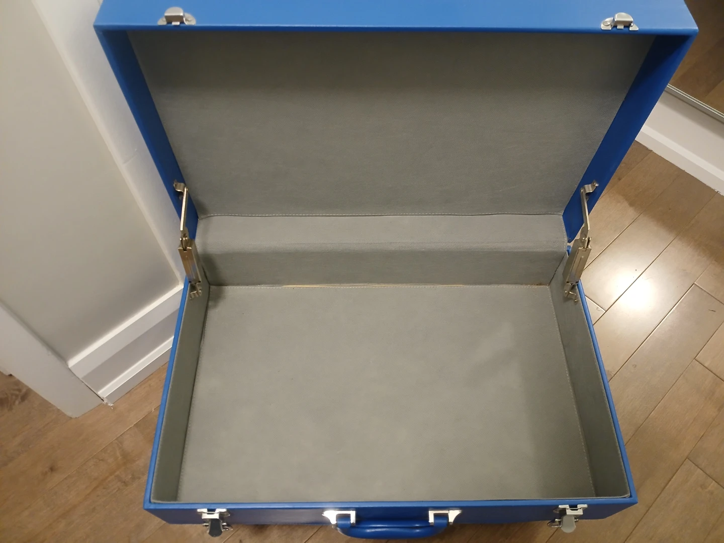 Hot Wheels Vinyl Brief Case Model #J5280 - photo 3