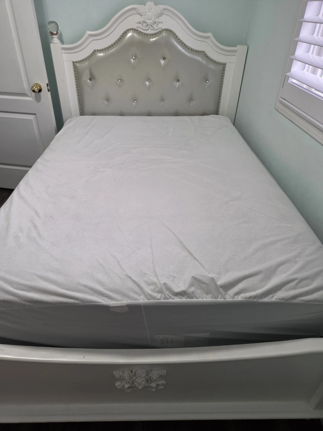 White Full Bed Frame with Tufted Headboard and Rose Accents+box