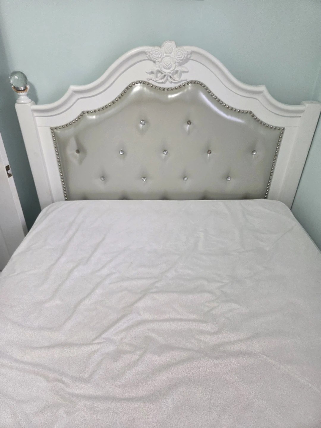 White Full Bed Frame with Tufted Headboard and Rose Accents+box - photo 2