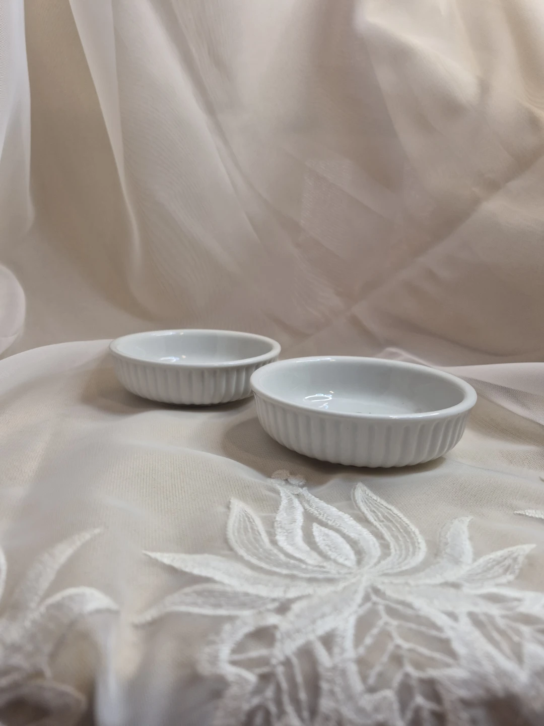 Pair of Ceramic 4" x 1 1/4" Trinket Catch All etc. Dishes - photo 3