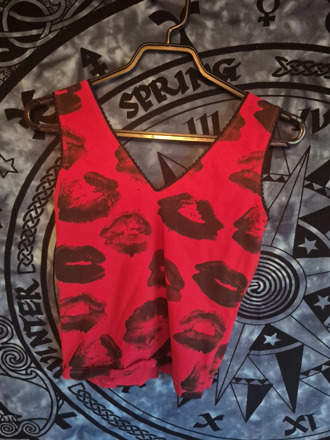 Red Sleeveless Top with Dark Lips Print - photo 2