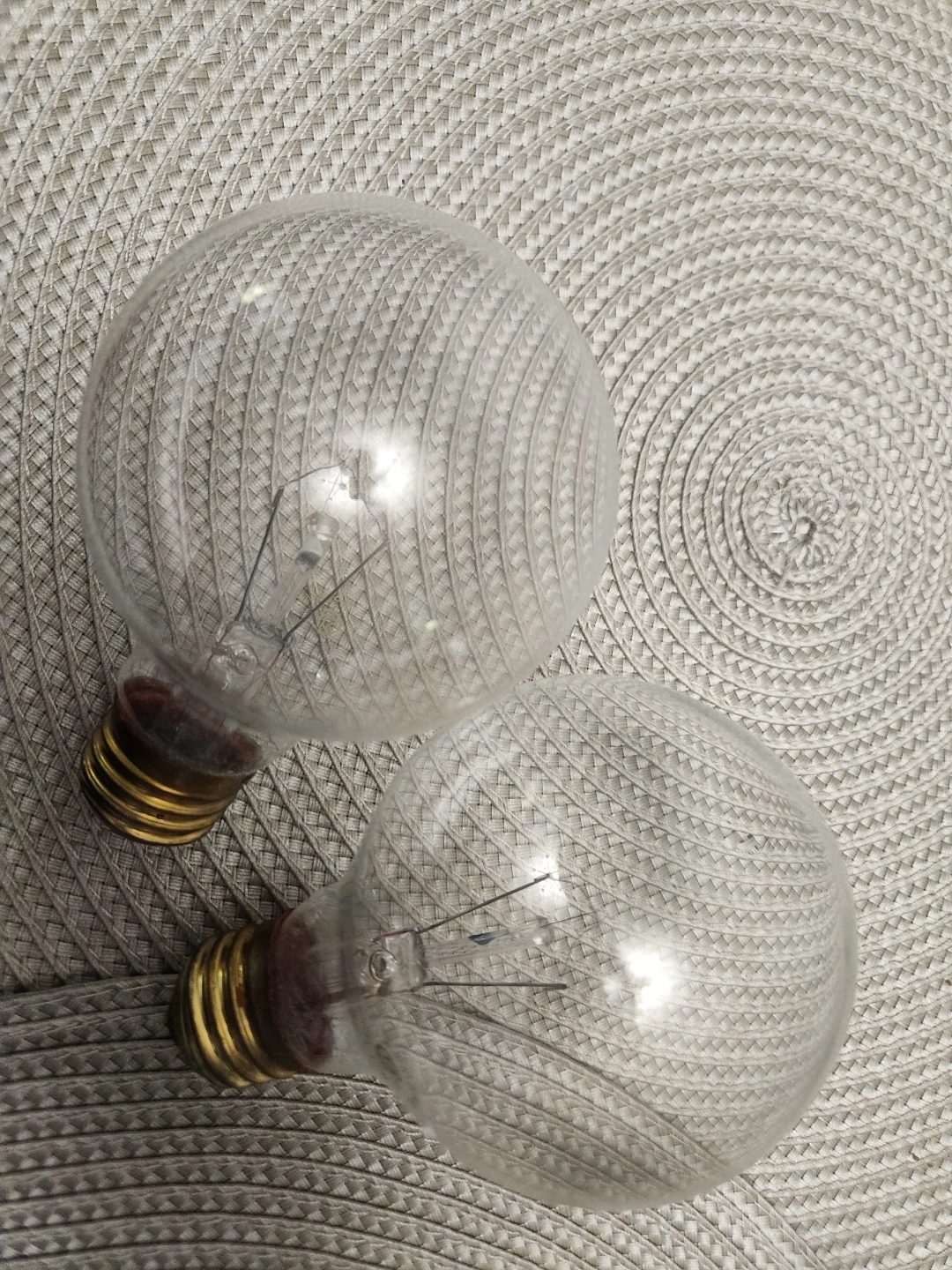 Clear Globe Light Bulbs (2 Pack)yellow light
