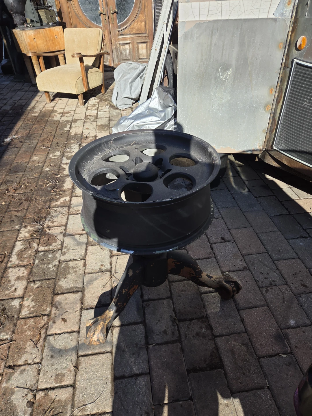Rim and lion ft table with glass 100$