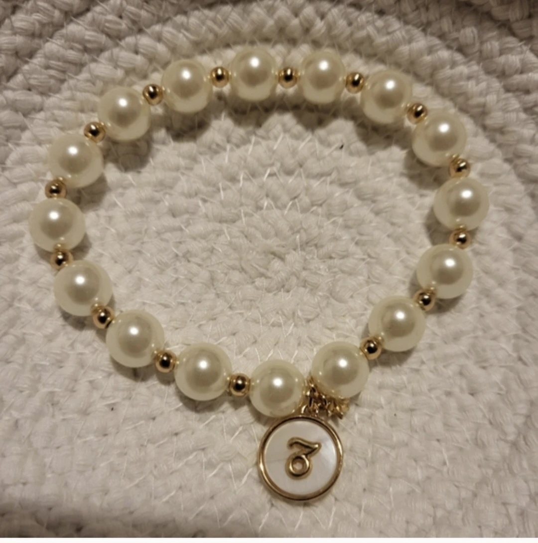 Pretty Pearly Zodiac Pearl Stretch Bracelet- Capricorn