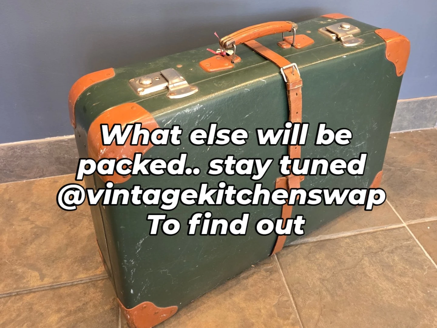 Vintage Green Suitcase with Brown Leather Accents - photo 4