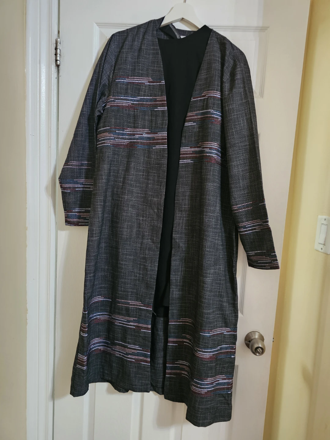 Grey Patterned Kimono Style Jacket and Black Pants Set - photo 3