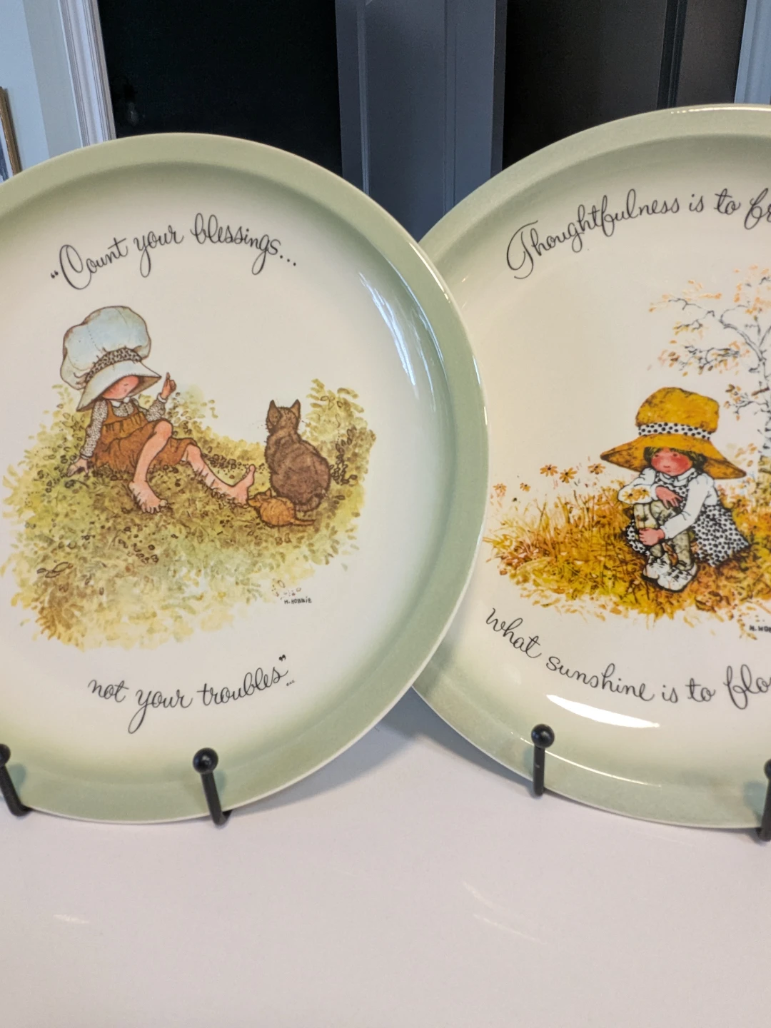 Set of 2 H. Hobbie Decorative Plates - photo 2