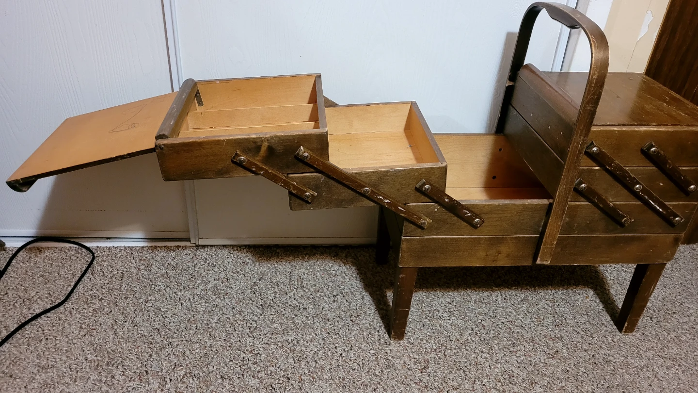 Vintage Accordian Sewing Box - photo 3