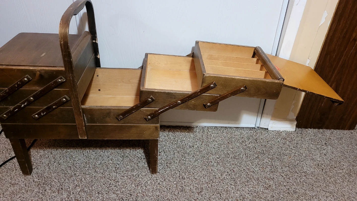 Vintage Accordian Sewing Box - photo 4