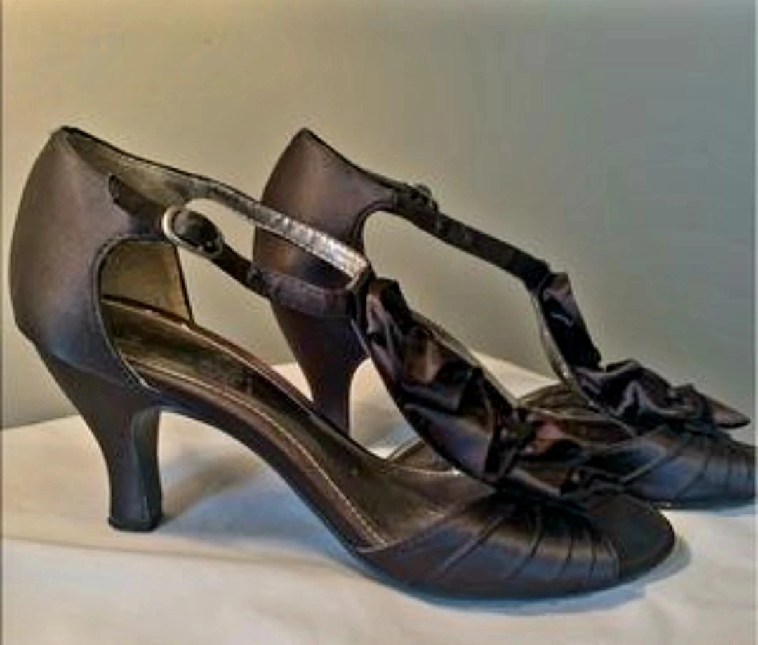 Cause & Effect Black Satin Ruffled Heels Size 10 Brand NEW - photo 2