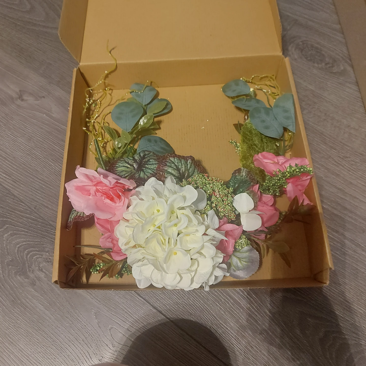 Floral arrangement/wreath, faux flowers